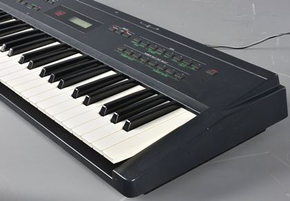 Yamaha-SY-22 vector synth (2 keys faulty)